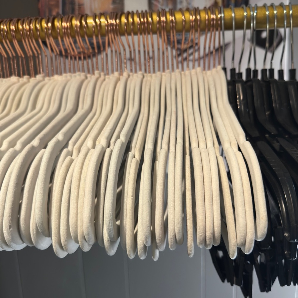 Velvet white and pink hangers. - Picture 5 of 8